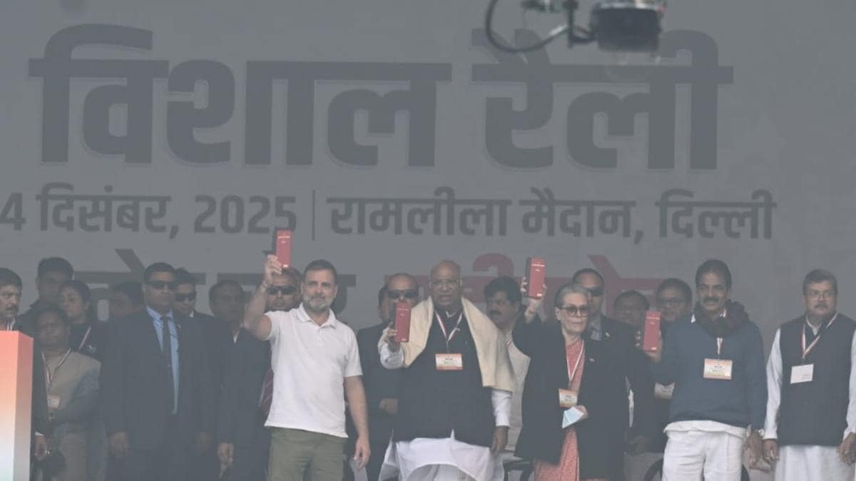 Vote Chor, Gaddi Chhod rally at Ramlila Maidan.
